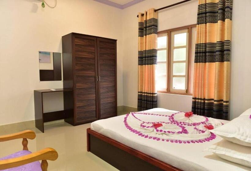 اتاق لوکس, Moodhumaa Inn