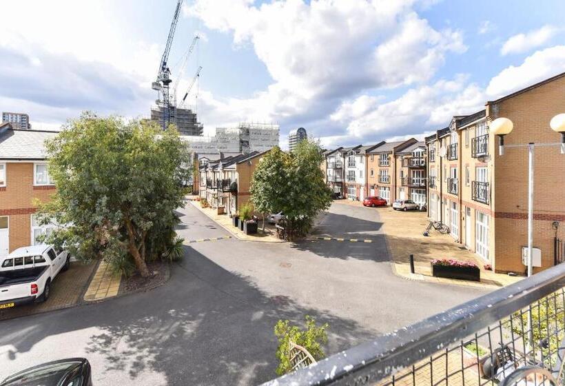 Семейный Номер, Thames View House