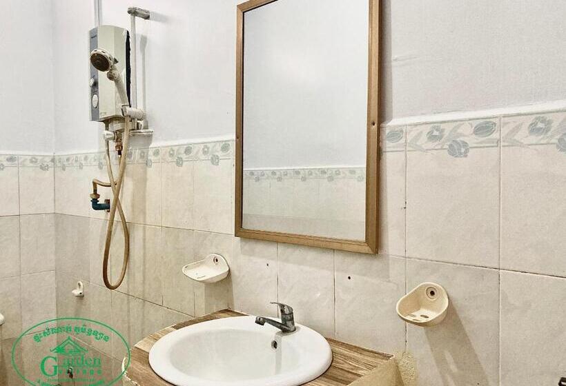 اتاق لوکس یک تخته, Garden Village Guesthouse & Pool Bar
