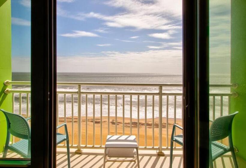 适合残疾人士使用的带超级大床的标准间, Holiday Inn Va Beach Oceanside 21st St, An Ihg