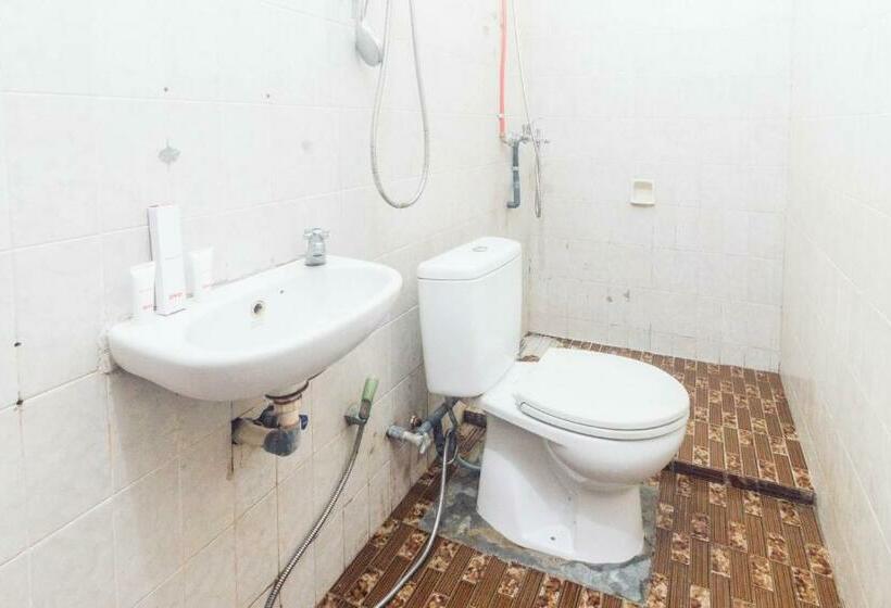 Standart Oda, Oyo 1688 Collin Beach