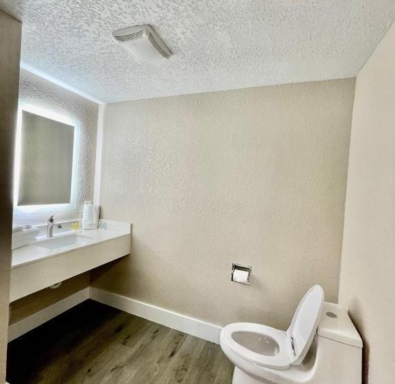 غرفة قياسية سرير كينج لذوى الإحتياجات الخاصة, Super 8 By Wyndham Kissimmee Orlando