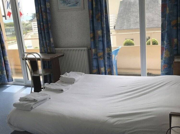 Трехместный Номер Стандарт с Балконом, Hôtel De La Plage
