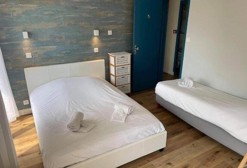 Трехместный Номер Стандарт с Балконом, Hôtel De La Plage