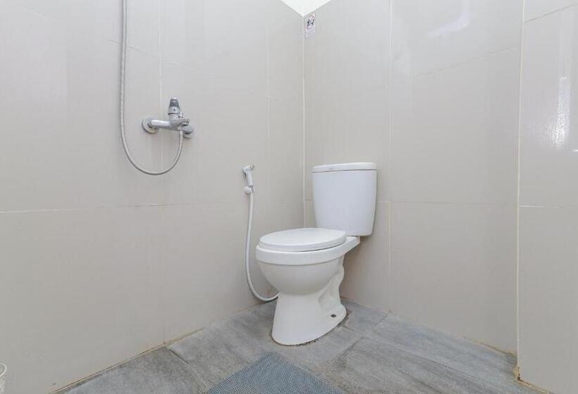 Номер Economy, Reddoorz Near Alun Alun Madiun