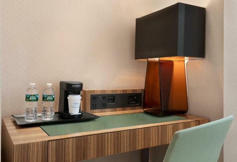 اتاق کلاس بیزنس, Night Hotel Broadway