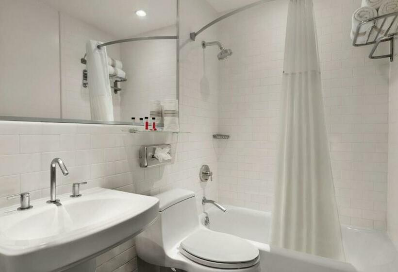 اتاق کلاس بیزنس, Night Hotel Broadway