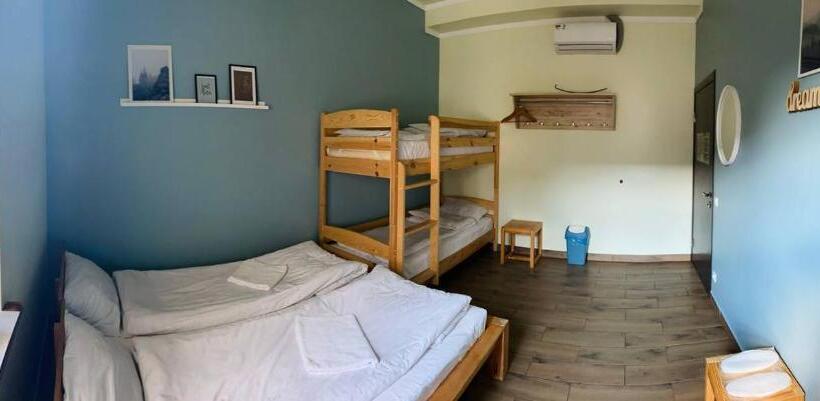 Четырехместный номер эконом класса с общей ванной комнатой, Dream Hostel Khmelnytskyi