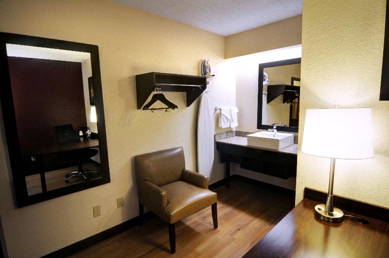 اتاق سوپریور با تخت بزرگ, American Inn & Suites Bishop Airport Flint