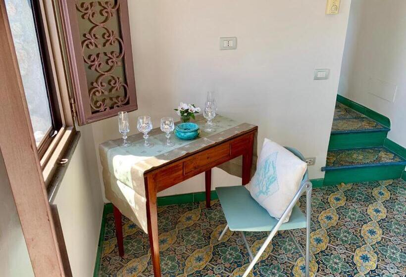 اتاق لوکس با چشم‌انداز دریا, Villa Le Baste