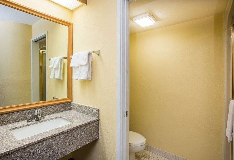 Номер Стандарт 2 Двуспальные Кровати, Days Inn By Wyndham Blue Springs