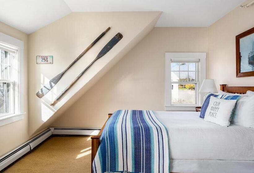 Люкс, East Wind Inn & Suites