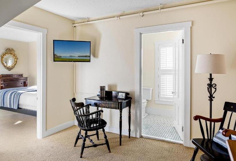 Люкс, East Wind Inn & Suites