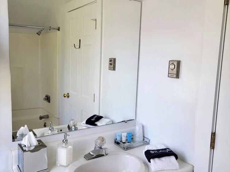 Номер Стандарт, East Wind Inn & Suites
