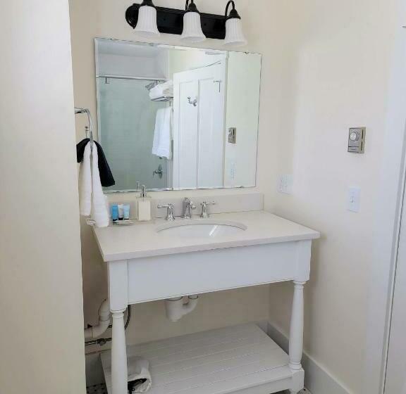 Люкс, East Wind Inn & Suites