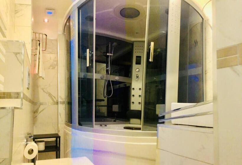 اتاق استاندارد با وان آب گرم, Parisa Suite