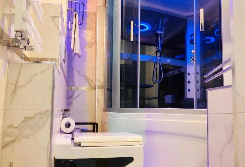اتاق استاندارد با وان آب گرم, Parisa Suite