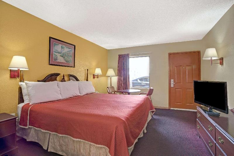 Стандартный Номер Кровать Кинг, Travelodge By Wyndham Forest Park Atlanta South