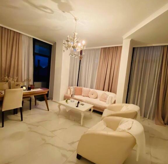 اتاق استاندارد سه تخته با چشم‌انداز استخر, New House Kobuleti