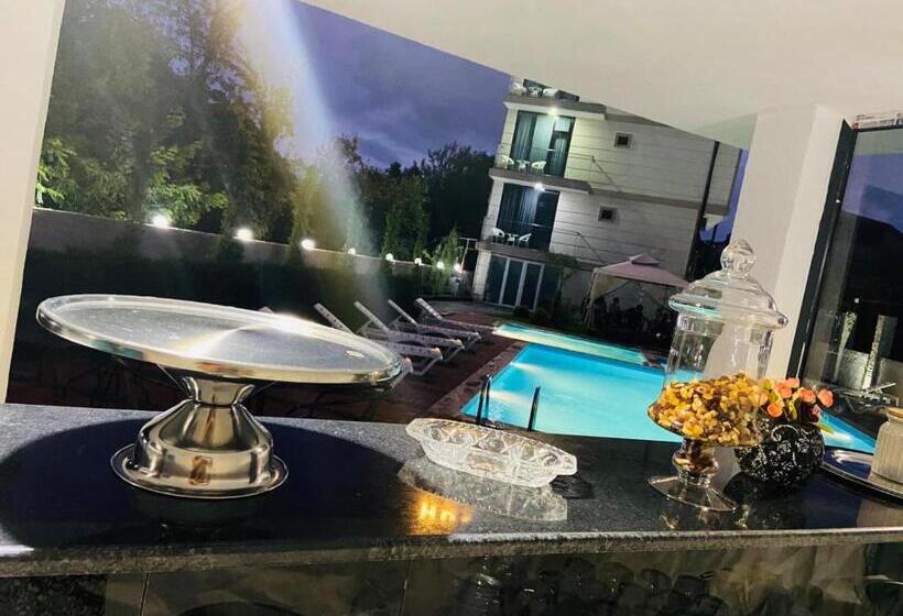 اتاق استاندارد با بالکن و چشم‌انداز دریا, New House Kobuleti