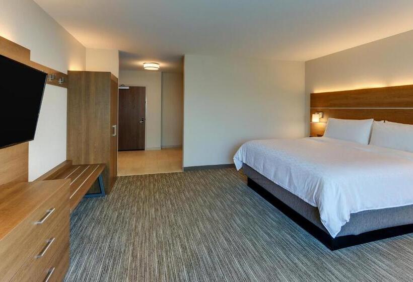 带大床的豪华间, Holiday Inn Express & Suites   Roanoke – Civic Center