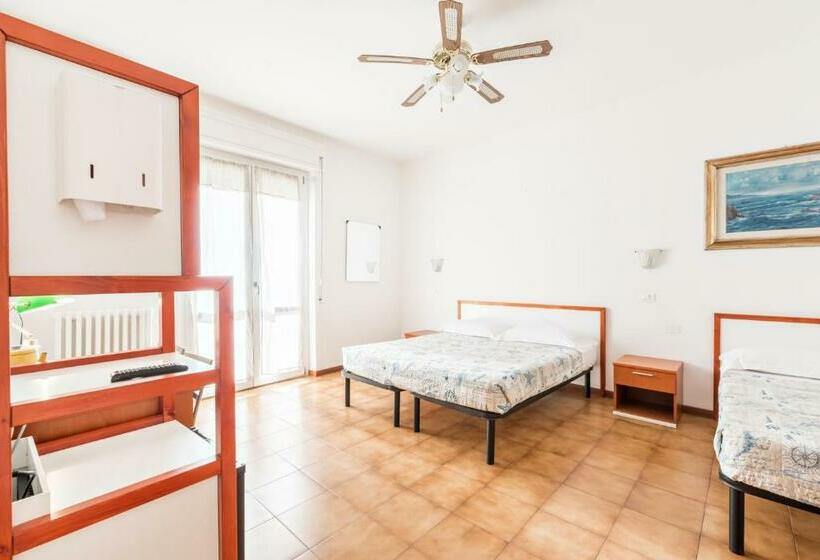 غرفة قياسية ثلاثية مزودة بشرفة, Lia Rooms 4