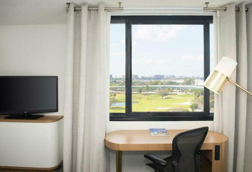 带大床的豪华间, Sheraton Miami Airport Hotel And Executive Meeting Center