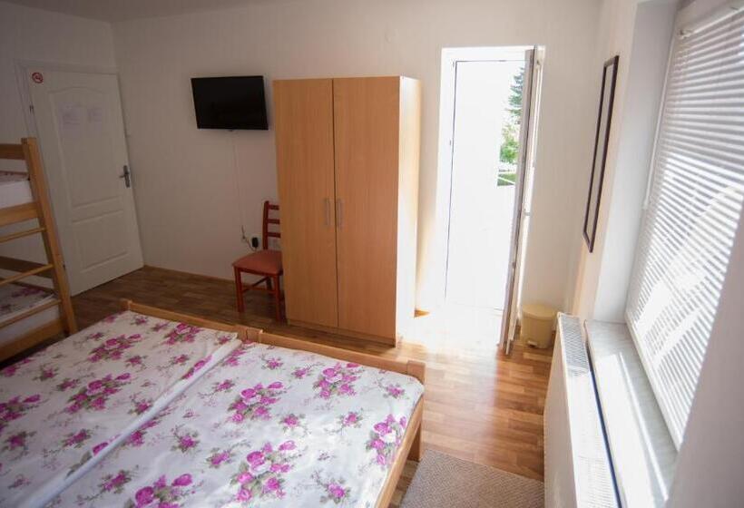اتاق استاندارد چهارنفره با بالکن, Hostel Larisa