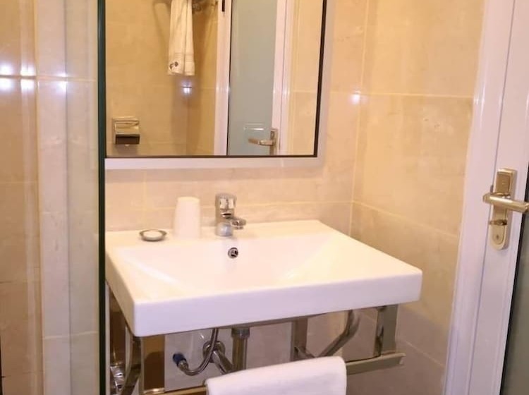 חדר סטנדרט לשלושה, Walk In