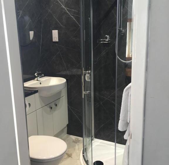 Номер Стандарт, The County Hotel   Self Check In, Speed Wi Fi, Free Parking, Central Location