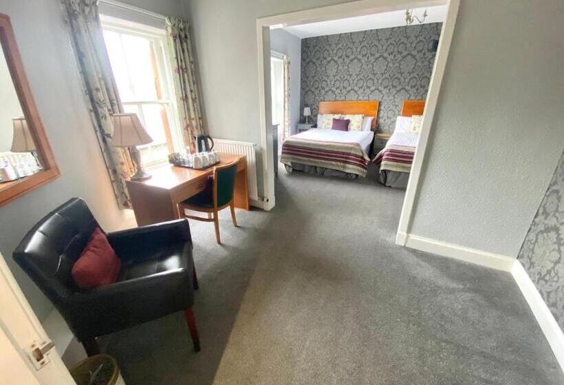 Семейный Номер, The County Hotel   Self Check In, Speed Wi Fi, Free Parking, Central Location