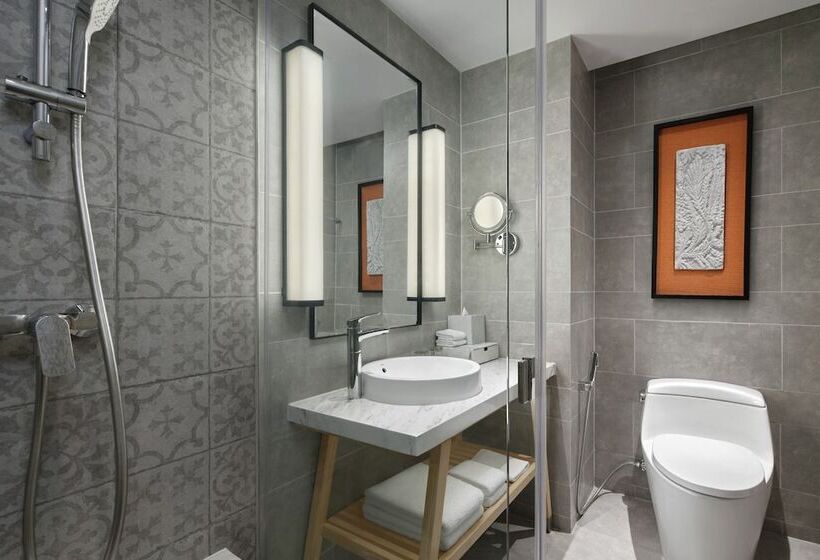 Номер Стандарт Двуспальная Кровать Вид на Море, Four Points By Sheraton Phuket Patong Beach Resort