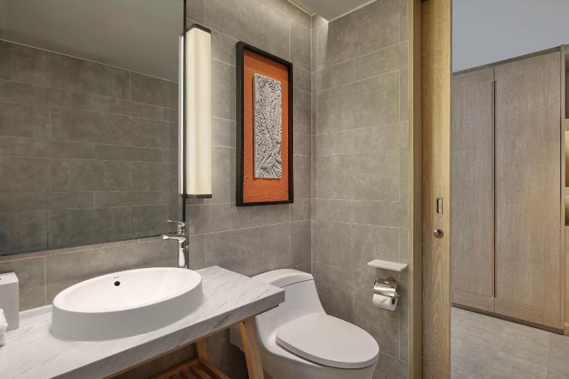 Люкс Кровать Кинг, Four Points By Sheraton Phuket Patong Beach Resort