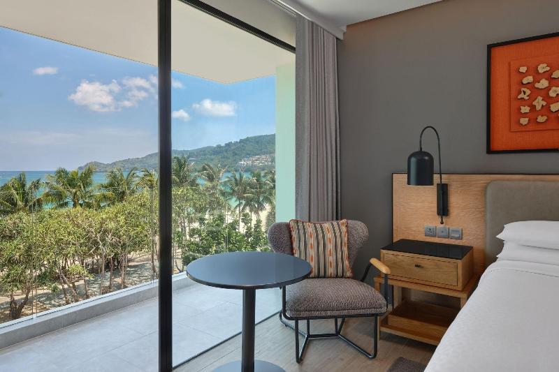 스위트 킹사이즈 침대, Four Points By Sheraton Phuket Patong Beach Resort