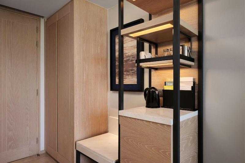 Номер Superior Кровать Кинг, Four Points By Sheraton Phuket Patong Beach Resort