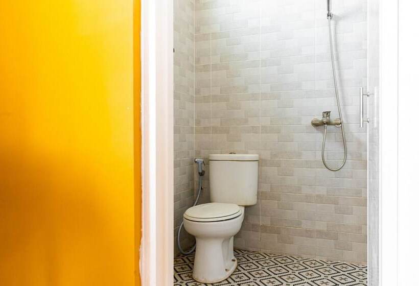 Кровать в Общей Комнате, Reddoorz Hostel @ Di Panjaitan Simpang Lima