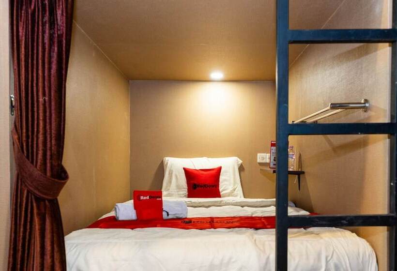 Кровать в Общей Комнате, Reddoorz Hostel @ Di Panjaitan Simpang Lima