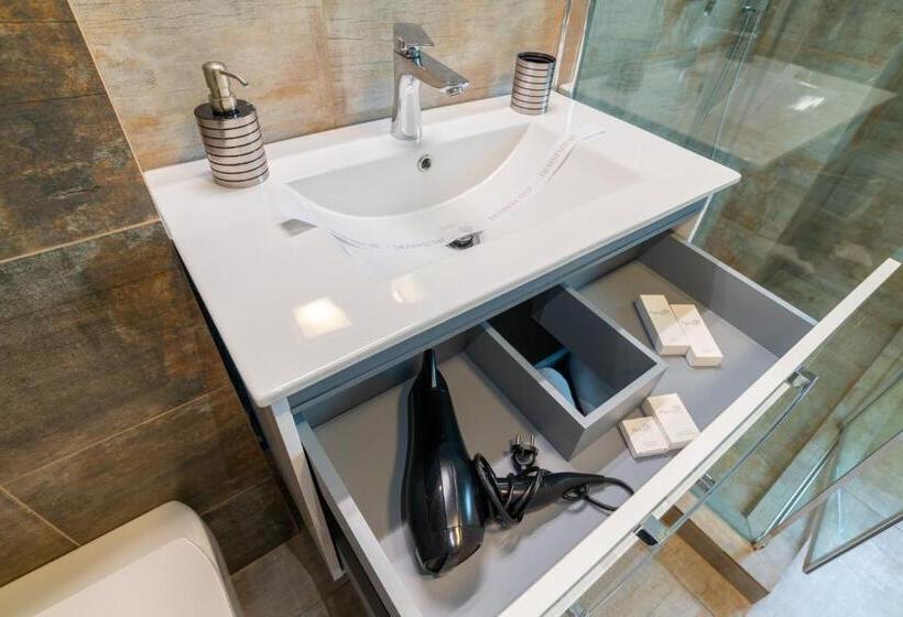 テラス付き１ベッドルームアパートメント, Tci Apartments