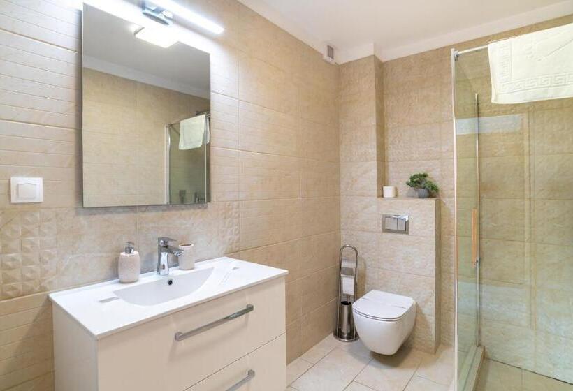 テラス付き１ベッドルームアパートメント, Tci Apartments