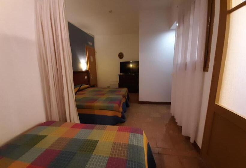 패밀리 룸, Hostal Platja