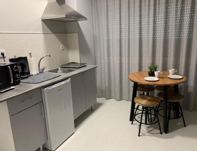 استودیو خانوادگی, Bus Station Suites & Studios