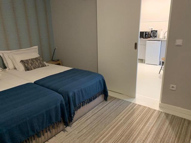 استودیو خانوادگی, Bus Station Suites & Studios