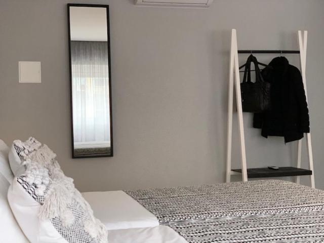 استودیو خانوادگی, Bus Station Suites & Studios