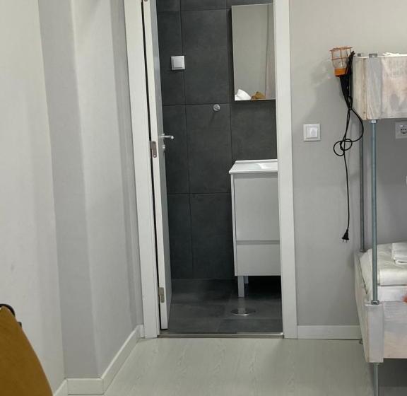 اتاق خانوادگی, Bus Station Suites & Studios