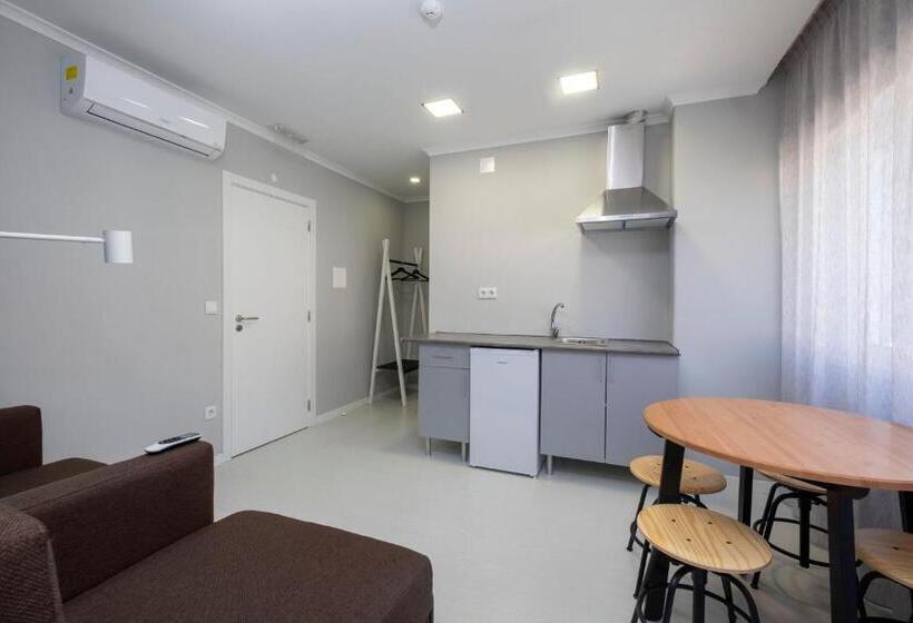 استودیو خانوادگی, Bus Station Suites & Studios