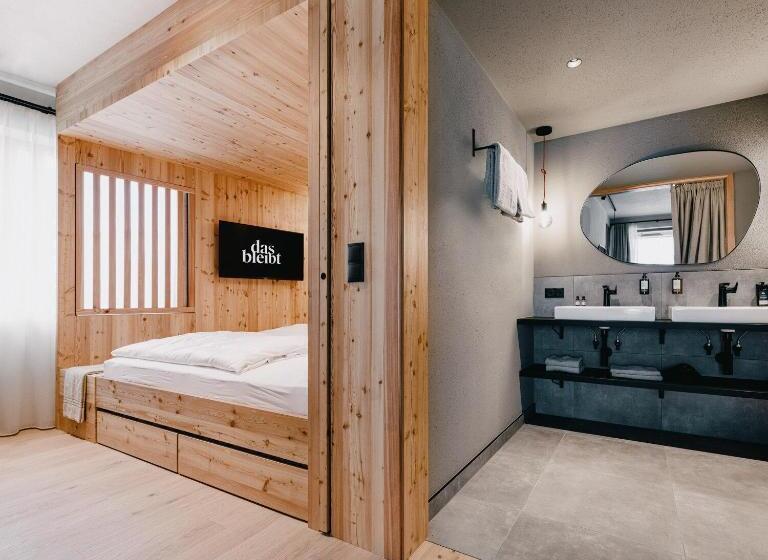 اتاق خانوادگی با چشم‌انداز کوه, Das Bleibt Alpine Suites