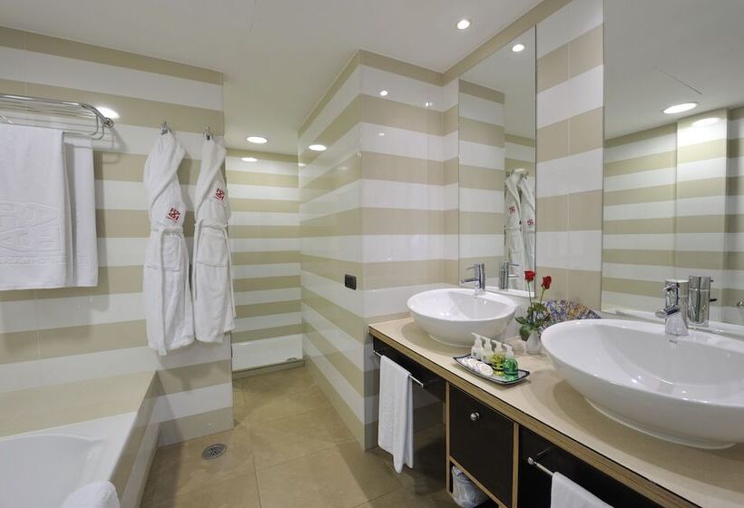 سوییت جونیور, Adrián Hoteles Jardines De Nivaria