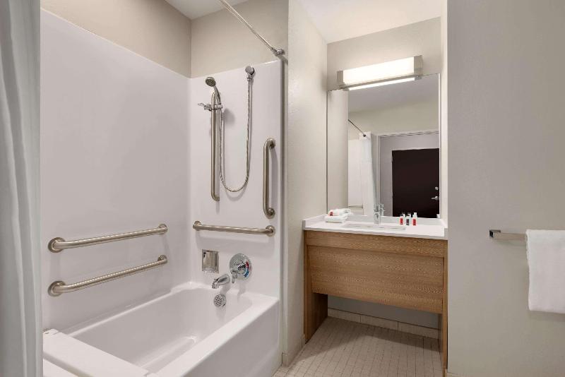 Номер Стандарт Адаптированный для Инвалидов, Microtel Inn & Suites By Wyndham Gambrills