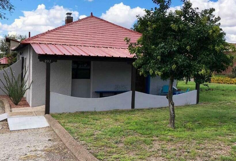 בית, 2 חדרי שינה, El Viejo Adobe   Across From Sul Ross Campus