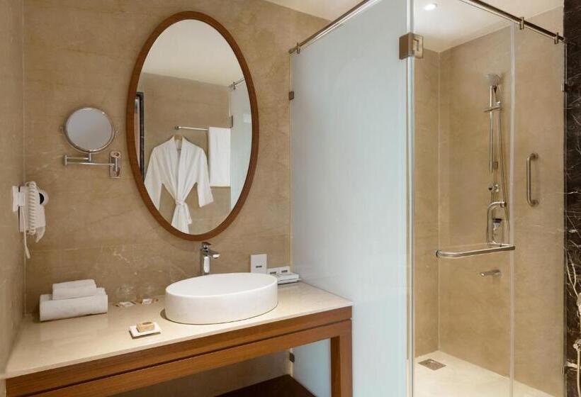 اتاق اجرایی با تخت بزرگ, Hawthorn Suites By Wyndham Dwarka
